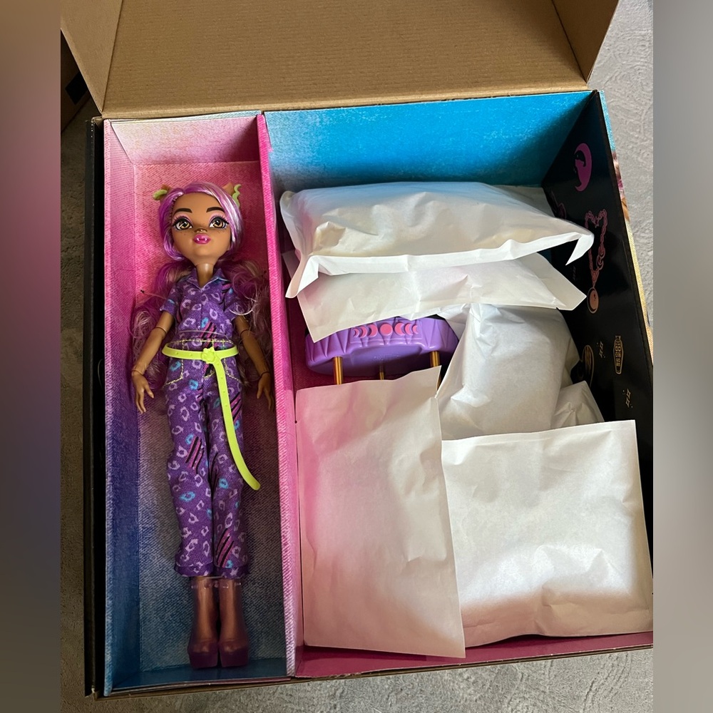Monster High Doll & Playset, Clawdeen Wolf Boo-tique Studio with Accessories - Picture 10 of 10